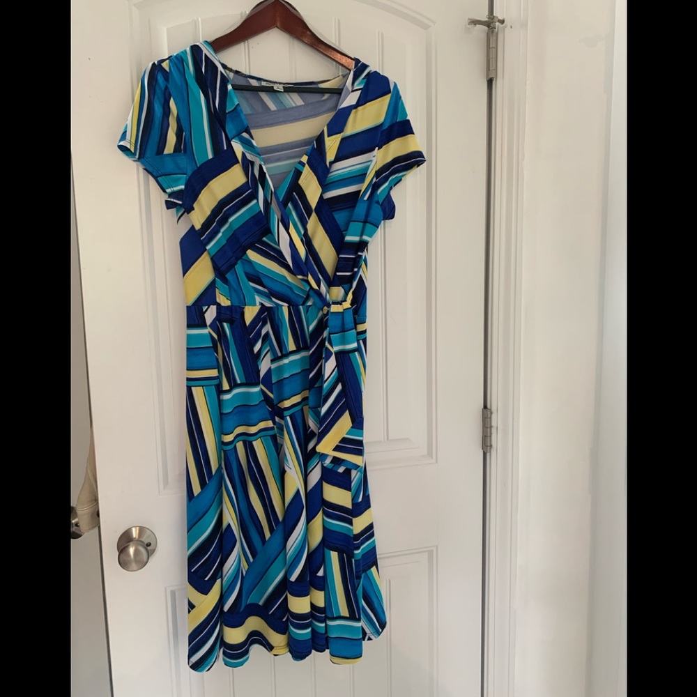 Flattering V dress in great color tones. A line